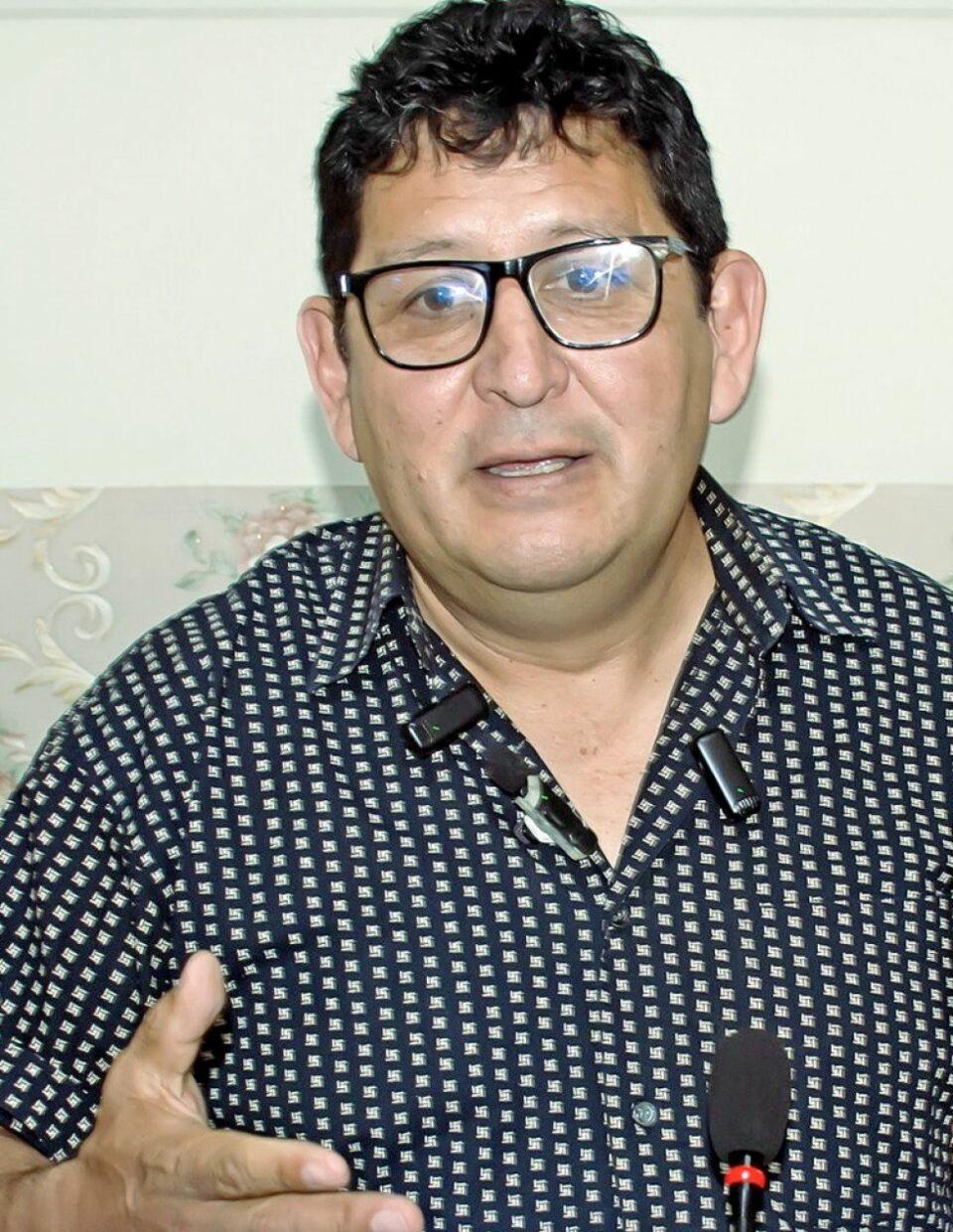 Hasta el mediodía de este martes y con una protesta en curso, no había miras de que la Asamblea Legislativa Departamental (ALD) de Chuquisaca volviera a tratar el Plan Operativo Anual 2025. Su presidente, Ricardo Zárate, informó que el tratamiento del POA 2025 no fue introducido en el orden del día de la sesión ordinaria y que tampoco estaba previsto para la sesión de este miércoles porque no había solicitud de reconsideración del Ejecutivo. Sin embargo, no descartó que el tema pudiera tratarse en esta jornada. A media tarde, el secretario de Planificación de la Gobernación de Chuquisaca, Juan Melendres, informó que habían realizado la solicitud de manera oficial, pese a que no les correspondía ya que los asambleístas podían hacerlo, aseguró. En la última votación, el POA 2025 no alcanzó los dos tercios para su aprobación; recibió el apoyo de 11 asambleístas de 21 posibles. Mientras tanto, militantes de Bolivia Somos Todos, sigla que apoya a Condori, se declaró en vigilia, declaró el dirigente Javier Carmona.