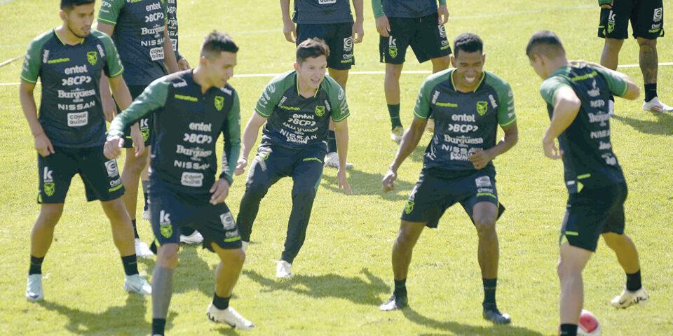 Selección boliviana se prepara para enfrentar a Colombia con estrategia ofensiva