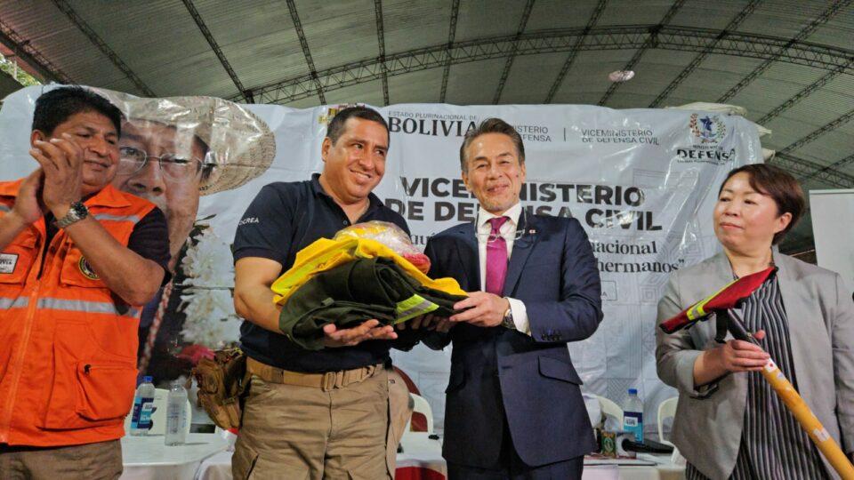 Japón entrega equipamiento a Bolivia para combatir incendios forestales tras declaración de desastre nacional