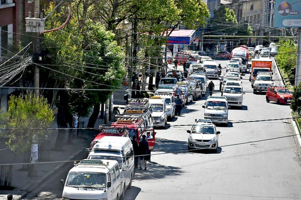 Gobierno busca levantar bloqueo en Arica tras contacto entre Arce y Boric