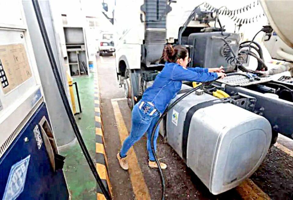 Asosur se declara en emergencia por escasez de combustibles en Santa Cruz