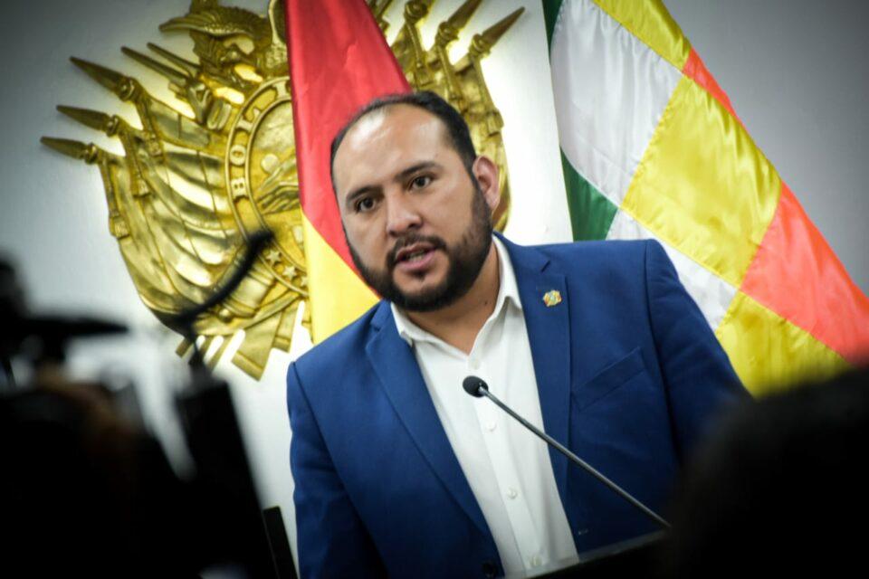 Bloqueos en Cochabamba causan dos muertes y millonarios daños económicos, denuncia viceministro