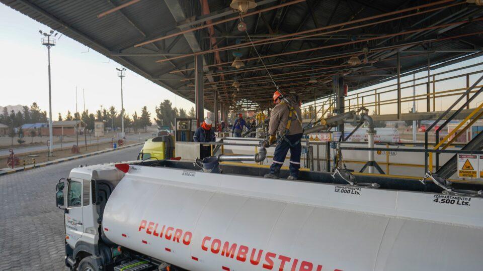 YPFB despacha 1,5 millones de litros de gasolina a La Paz y El Alto tras superar bloqueo en Arica