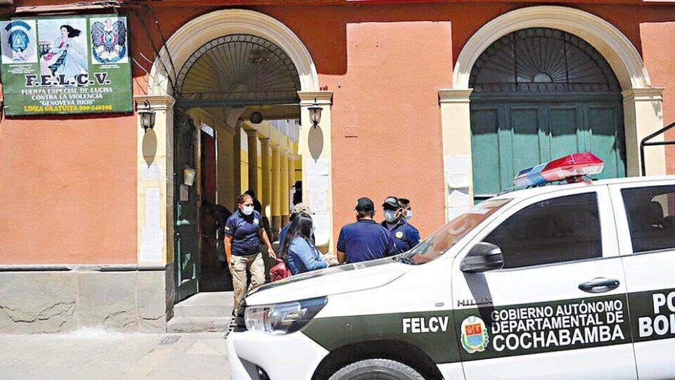 Violencia contra joven de 26 años en su trabajo en Cochabamba mientras estaba con sus tres hijos