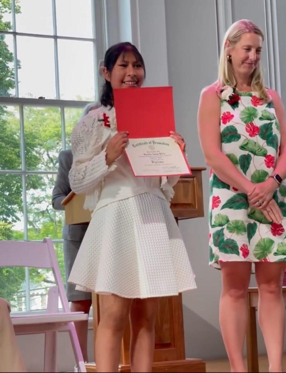 Rosalía Apaza, atacada por un perro hace 11 años, se gradúa con honores en Middle School