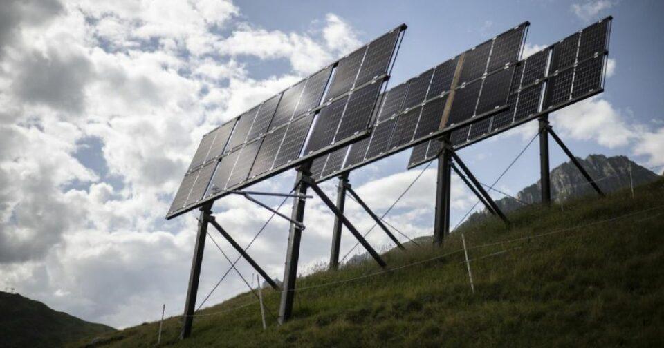 Suiza inicia construcción de su mayor parque solar en los Alpes a 2.200 metros