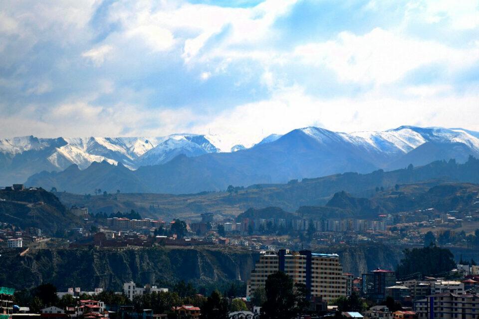 Las cumbres de La Paz y El Alto amanecen cubiertos de nieve