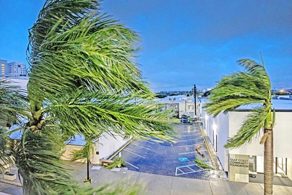 Huracán Milton toca tierra en Florida como categoría 3 y se debilita a 2