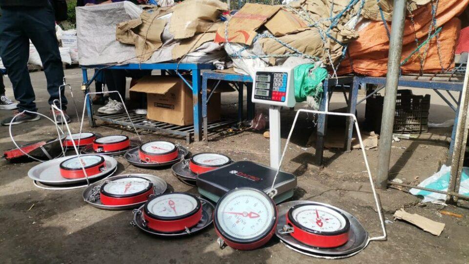 Intendencia decomisa varias balanzas adulteradas en mercados de Cochabamba