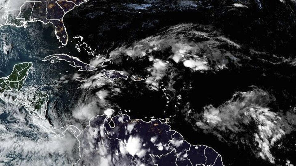 Huracán Rafael se aproxima a Cuba tras alcanzar categoría de tormenta tropical