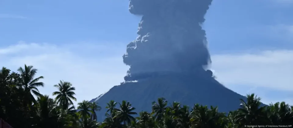 Erupción de volcán en el este de Indonesia deja 10 muertos