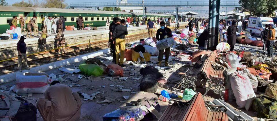 Pakistán: explosión en estación de trenes deja 17 muertos