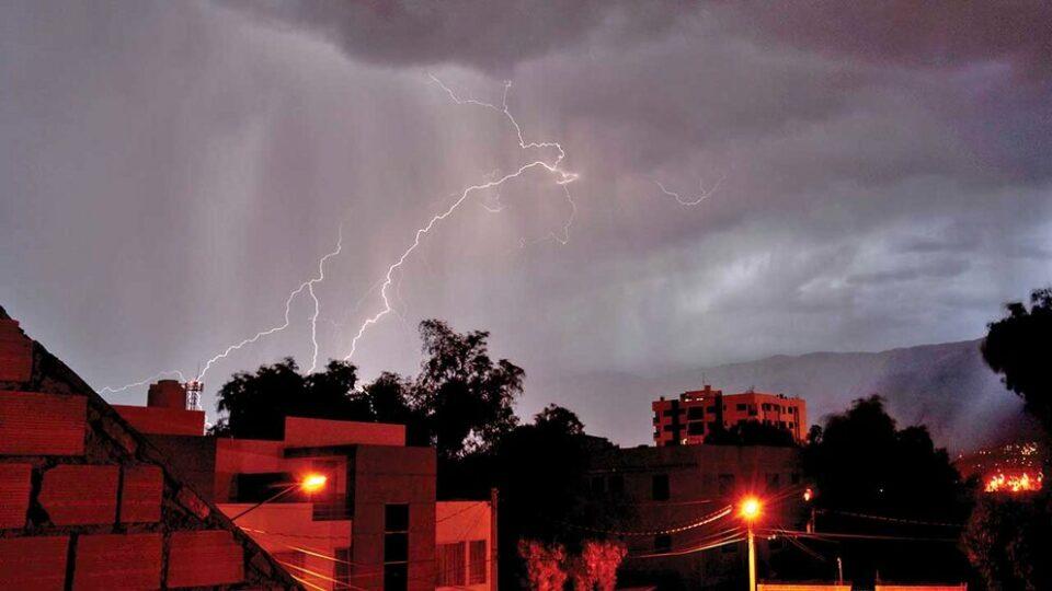 Tormentas eléctricas y lluvias moderadas a fuertes afectarán a Cochabamba