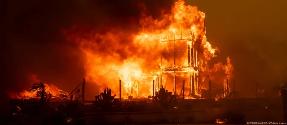 Incendio en California Destruye 130 Viviendas y Provoca Evacuaciones Masivas