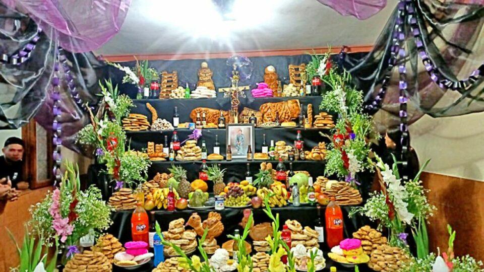 Bolivia se prepara para la festividad de Todos los Santos, recibiendo a sus difuntos