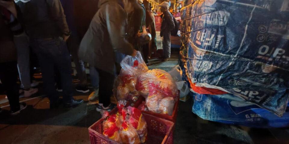 Supervisan entrega de 5.000 pollos a minoristas de La Paz y anuncian envío de similar volumen a Oruro