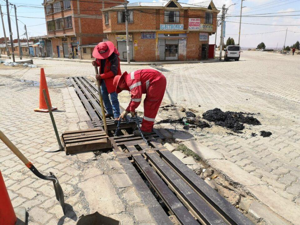 El Alto limpia cunetas y sumideros para prevenir inundaciones en la temporada de lluvias