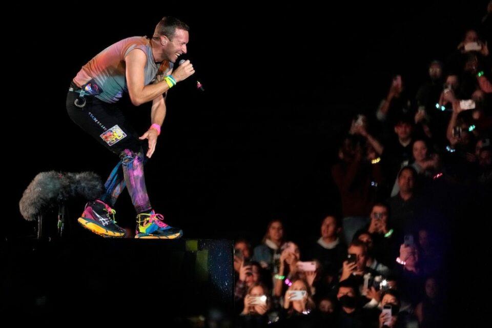 Chris Martin detuvo un concierto de Coldplay en Australia para auxiliar a un niño