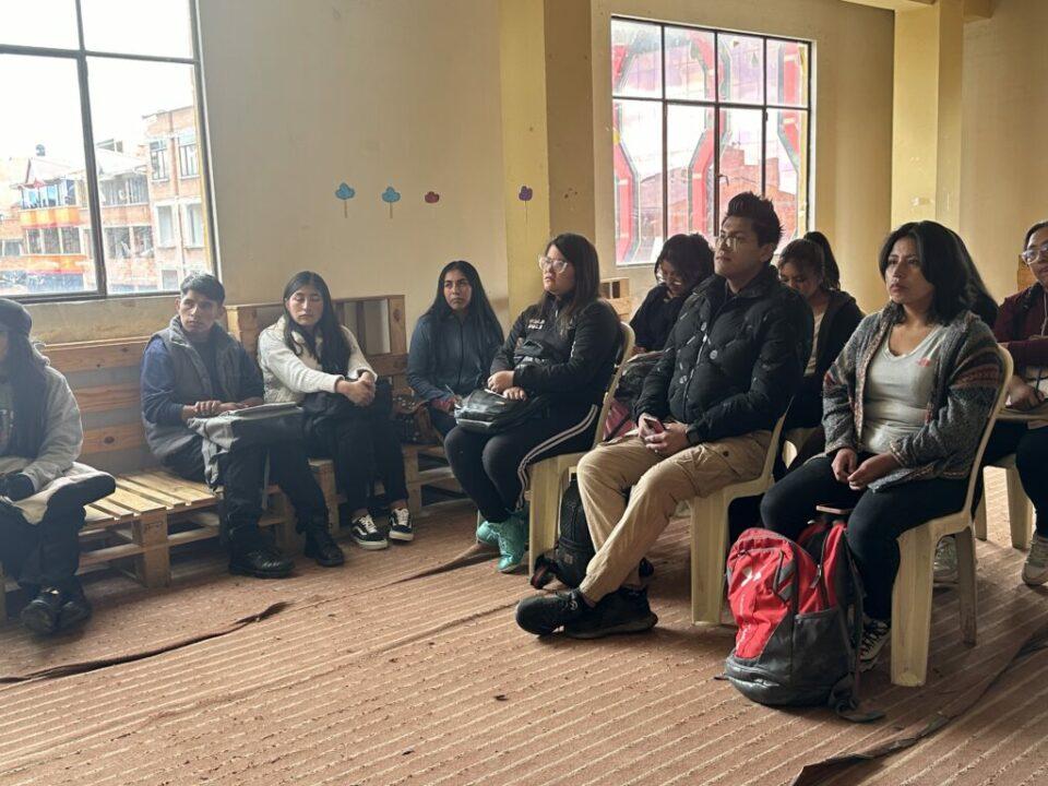 Este viernes 29 de noviembre se realizará un Seminario de orientación sexual y reproductiva” dirigido a jóvenes mayores de 18 años desde las 8.00 hasta las 12.00. La actividad se efectuará en el Espacio Joven, dependiente de la Alcaldía, y que queda en el Distrito 5. “Invitamos a jóvenes de 18 años para adelante a sumarse a este seminario cuya temática será la salud sexual y reproductiva. Vamos a dar charlas sobre métodos anticonceptivos y lo que es ITS (Infecciones de transmisión Sexual)”, informó, el médico general del programa AIDAJ (Atención Integral Diferenciada para Adolescentes y Jóvenes), Johnny Limachi Crispín. Los jóvenes interesados pueden inscribirse de forma gratuita a partir de los 18 años. El seminario no tendrá ningún costo y se realizará de 8:00 a 12:00 en el Espacio Joven ubicado en la avenida José Arzabe de Villa Esperanza en el Distrito 5. Se otorgarán certificados a los asistentes. Citando estadísticas de la Red de Salud Corea del Distrito 7, Limachi reveló que de cada 10 jóvenes que resultan embarazadas en El Alto, unos 4 ó 5 son no deseados o no planificados.