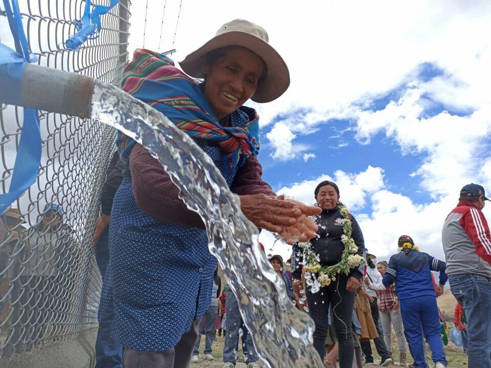 Entregan sistemas de agua en Oruro para potenciar la producción agropecuaria