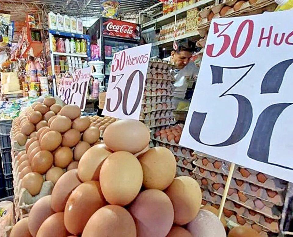 Crisis por bloqueos: Caisy vende huevos a 30 bolivianos por dos maples en Santa Cruz