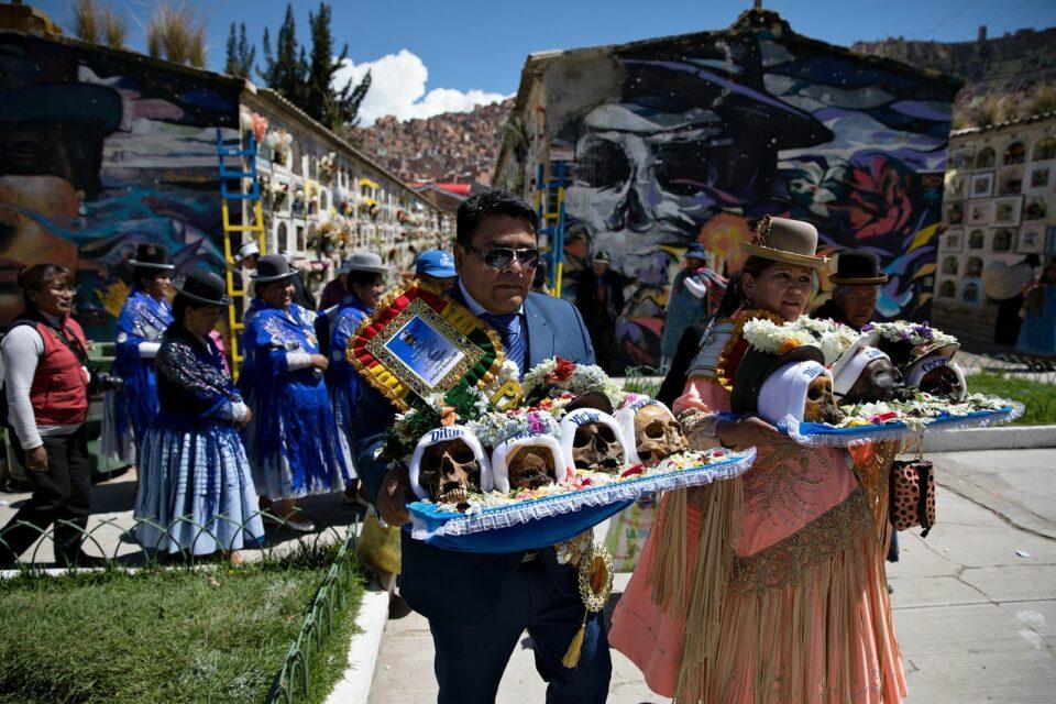 Los cementerios de La Paz y El Alto se preparan para recibir a las Ñatitas