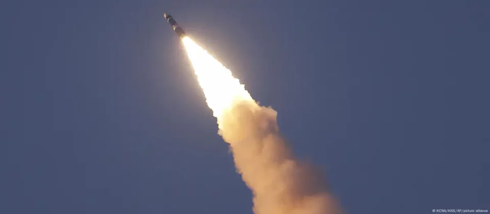 Corea del Norte lanza un misil balístico hacia el mar de Japón