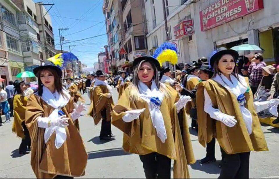 Cientos de personas se trasladan al primer convite del Carnaval de Oruro, pese a escasez de combustibles