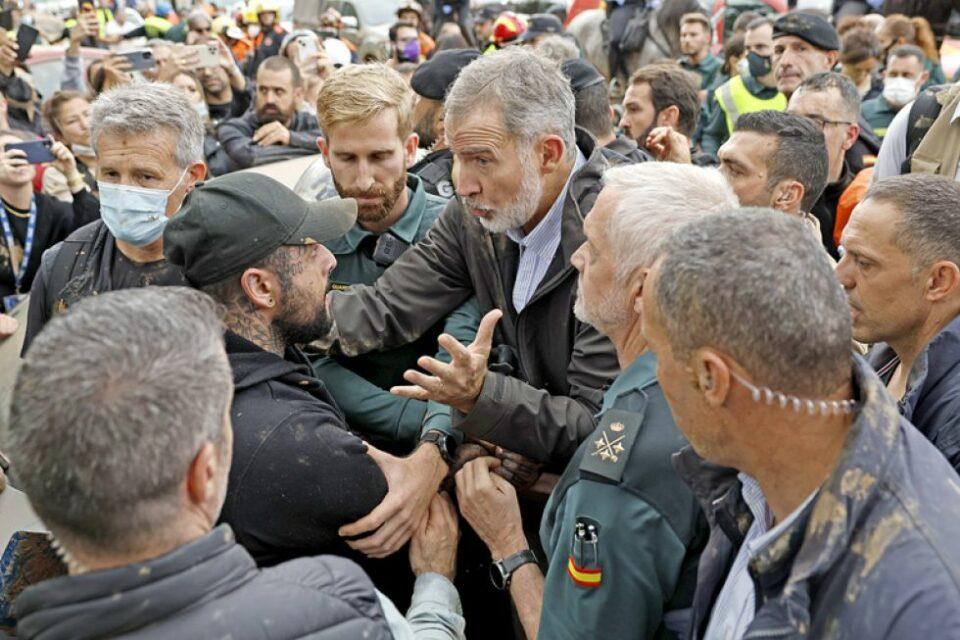 Vecinos insultan y lanzan barro a los reyes de España