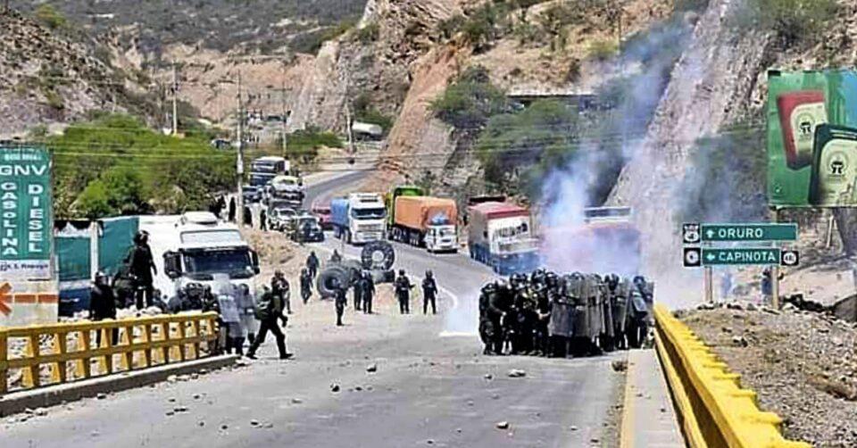 Tres policías heridos en enfrentamientos durante intento de bloqueo en Capinota