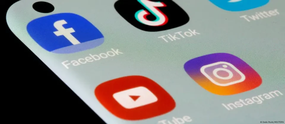 Australia fija ley para restringir acceso de menores a redes sociales