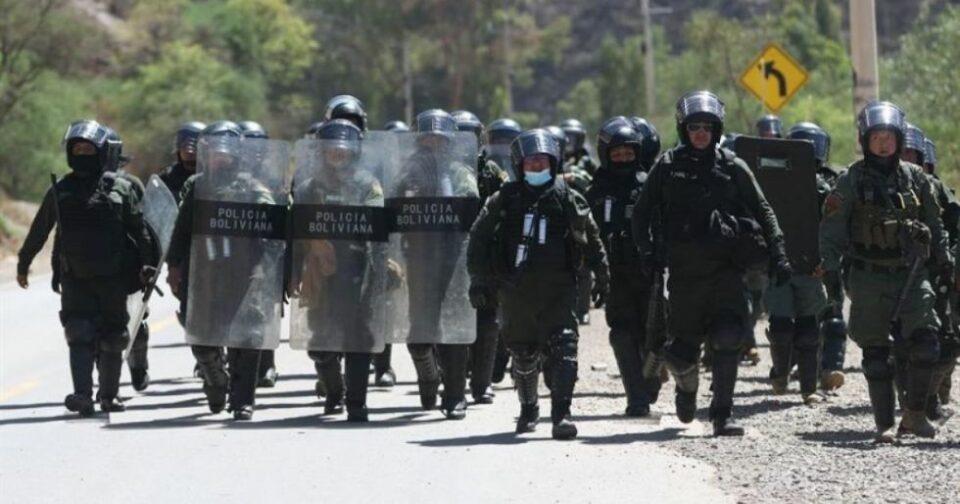 Policía mantiene resguardo en carreteras tras pausa en bloqueos