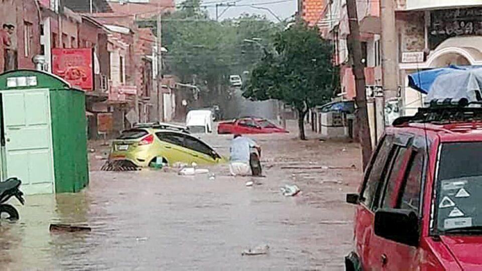 Desborde de quebrada inunda barrios en Tarija