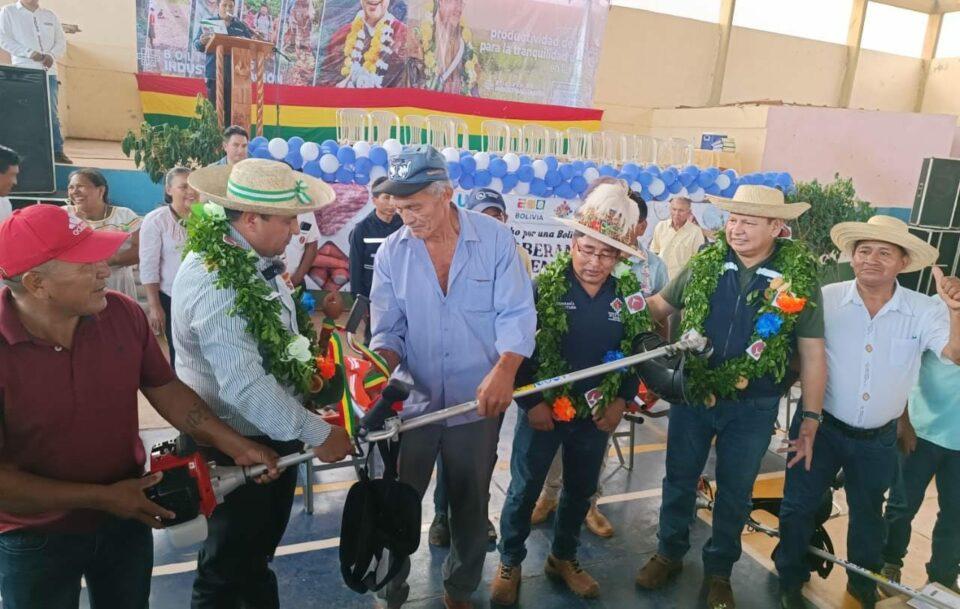 Entrega de máquinas desbrozadoras en San Miguel de Velasco con inversión de Bs 1,5 millones