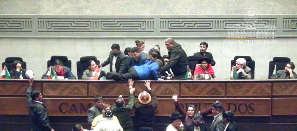 Diputados intentan bloquear sesión en la Cámara con enfrentamientos