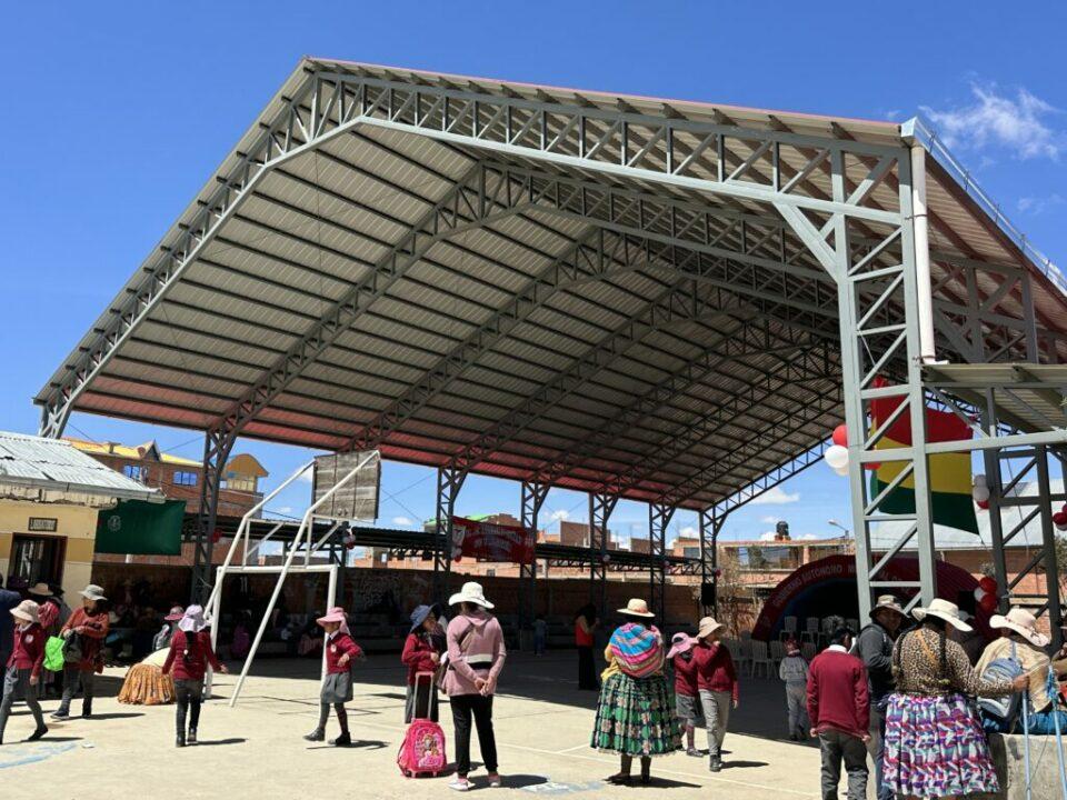 Alcaldía de El Alto entrega tinglado a la U.E. Avelino Siñani con inversión de Bs 500.000