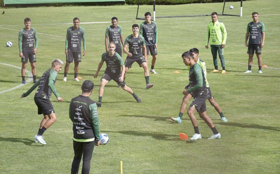 Bolivia ajusta su defensa con línea de tres centrales para enfrentar a Ecuador