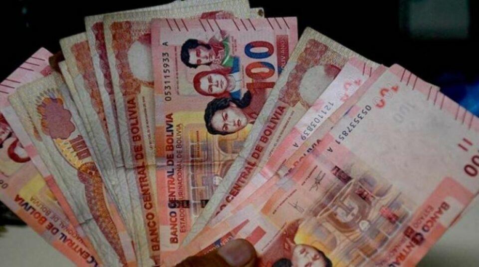 Joven universitario devuelve Bs 100.000 que depositaron por error en su cuenta