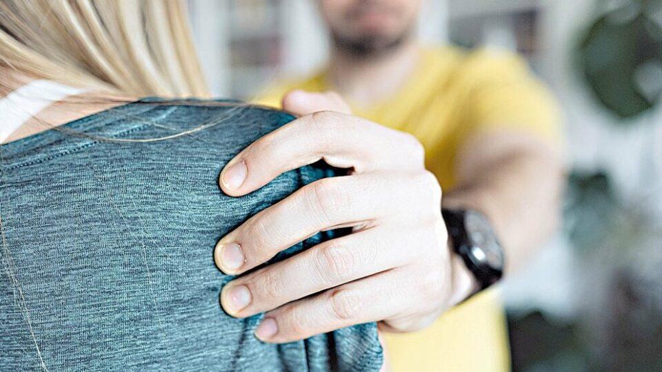 Por vergüenza, una mujer no denuncia violencia de su pareja