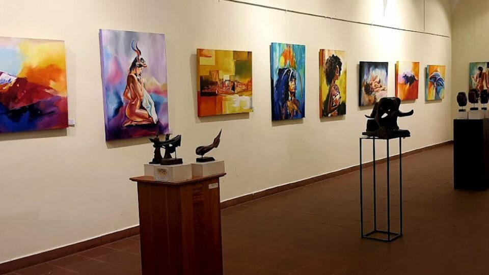 Artistas montan exposición navideña de arte en Cochabamba