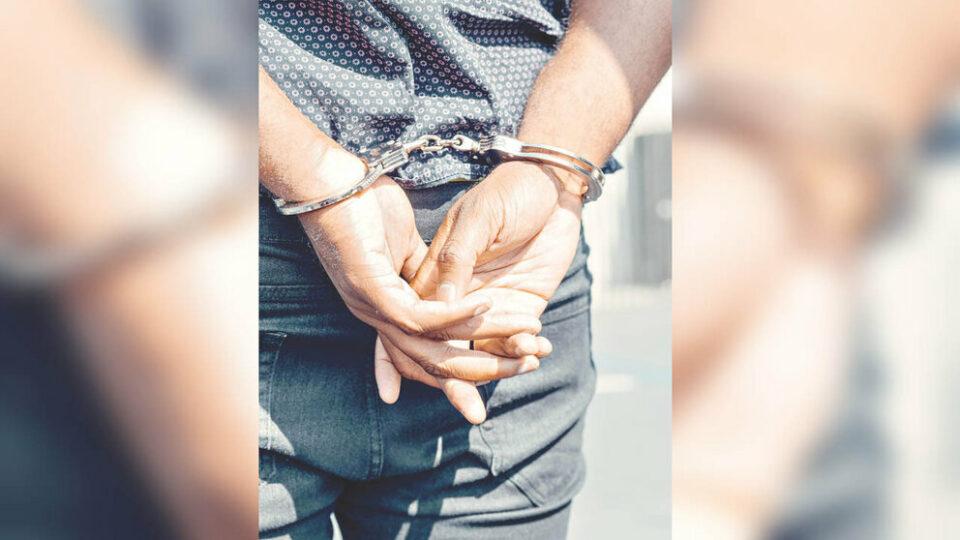 Profesor de 57 años es investigado por extorsionar a una estudiante con notas a cambio de dinero y favores sexuales