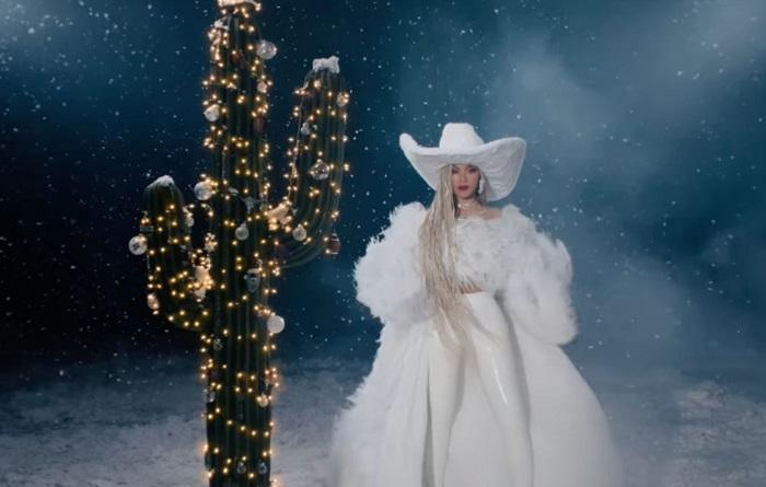 Beyoncé revela su actuación para la NFL con un video navideño de “A Cowboy Carter Christmas”
