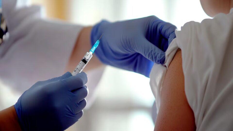 Vacaciones 2025: cuáles son las vacunas que hay que darse para viajar al exterior