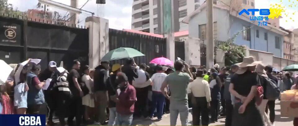 Caos y extensas filas para obtener certificado de impedimento
