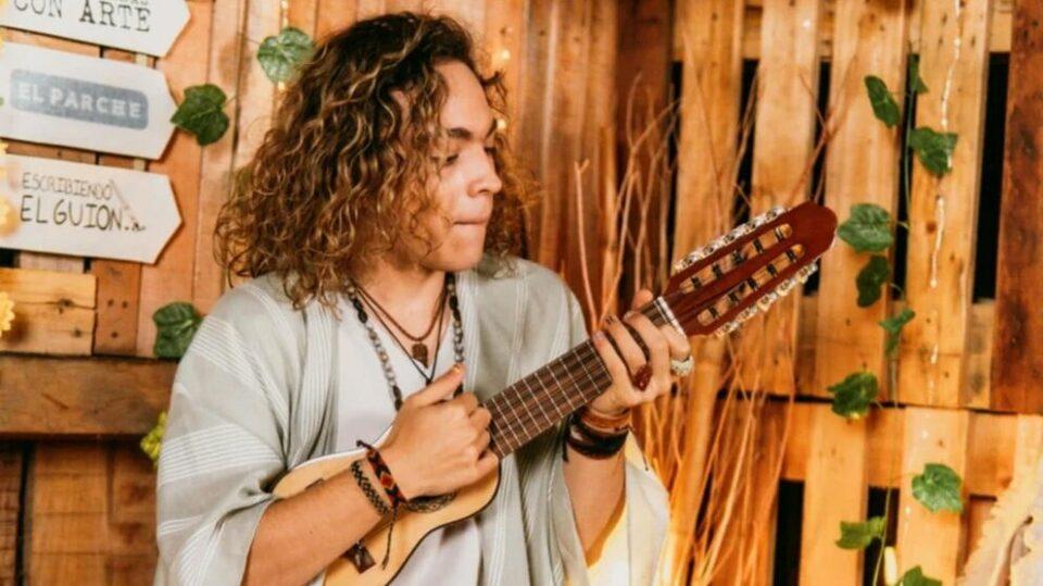 Samu Páramo, colombiano, busca emocionar a Bolivia con su canción 'La mochila'