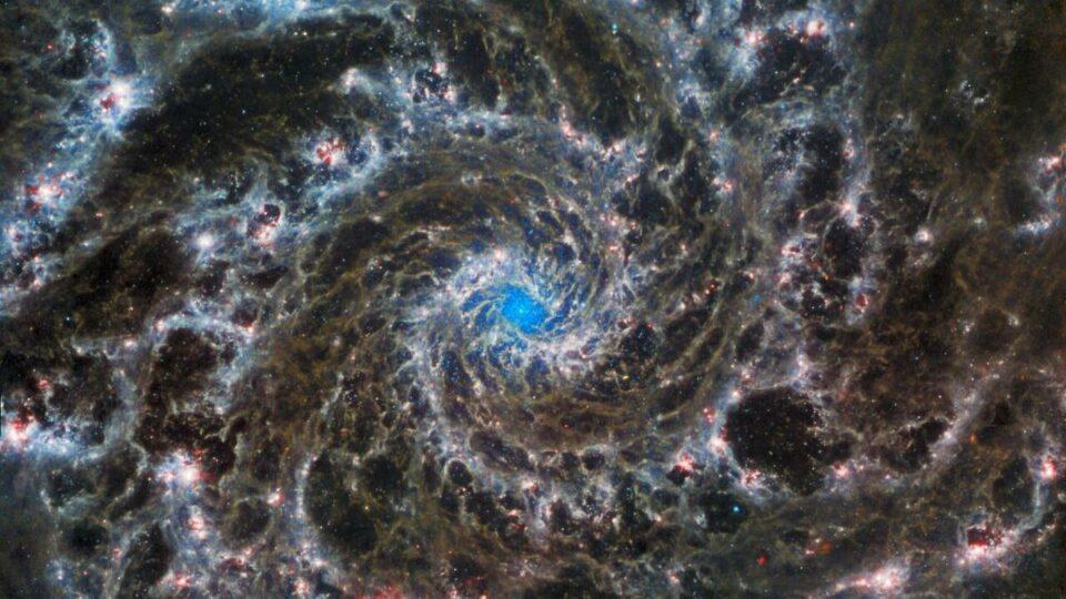 Descubren galaxia espiral a gran distancia