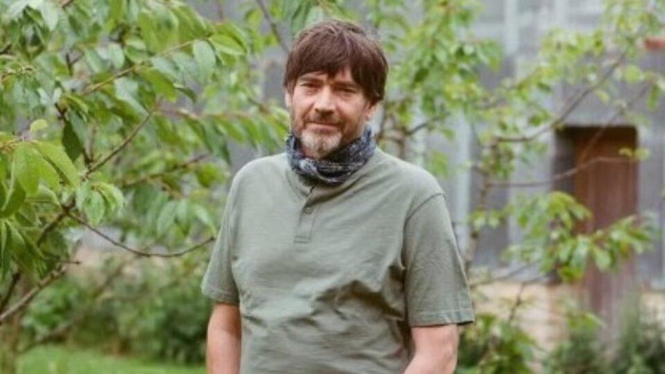 La insólita razón por la que Alex James de Blur fue echado de una iglesia en Navidad