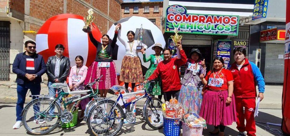 Dos cholitas triunfan en la carrera de bicicletas ‘Cholitas en Bicicleta’ en El Alto