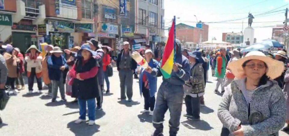 Feriantes navideñas de El Alto protestan y bloquean por cierre de plaza Villa Dolores