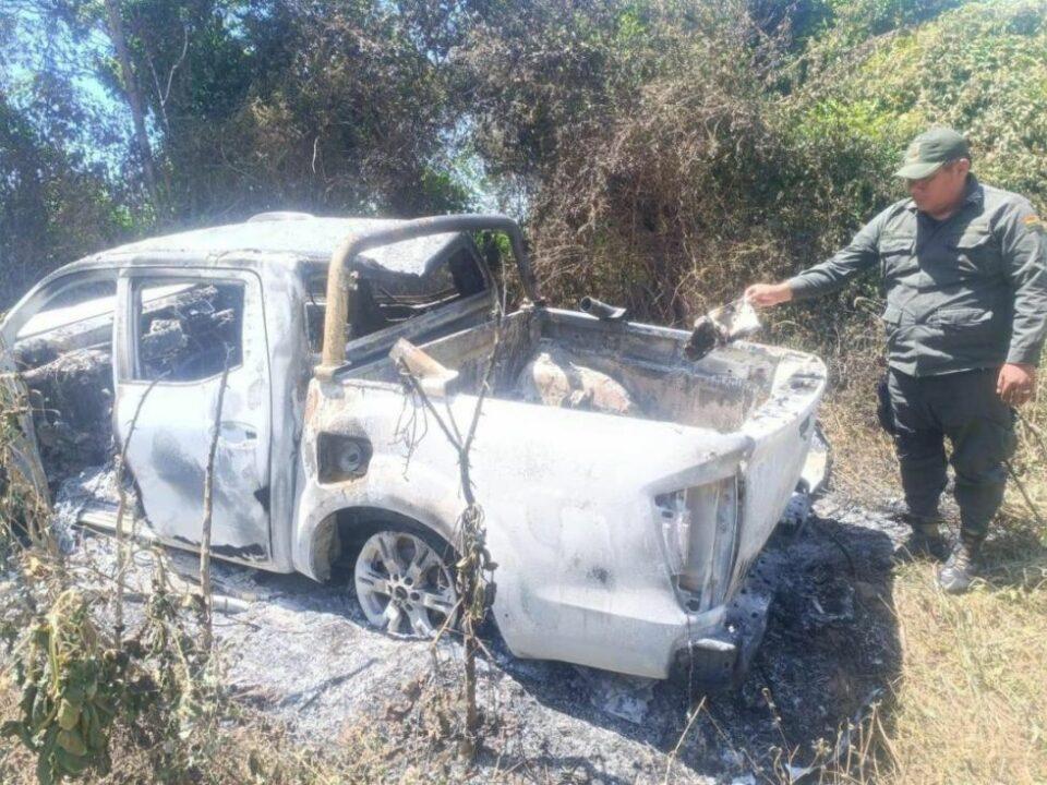Santa Cruz: Hallan cuerpos calcinados en camioneta abandonada